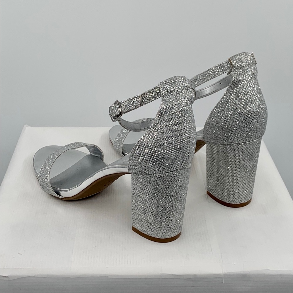 NWT Bandolino Women’s Armory Ankle Strap Silver Sandals Shoes - Picture 5 of 9